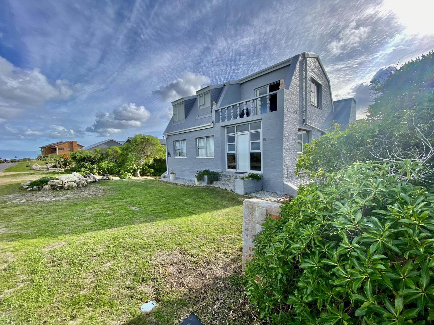 5 Bedroom House in Pearly Beach