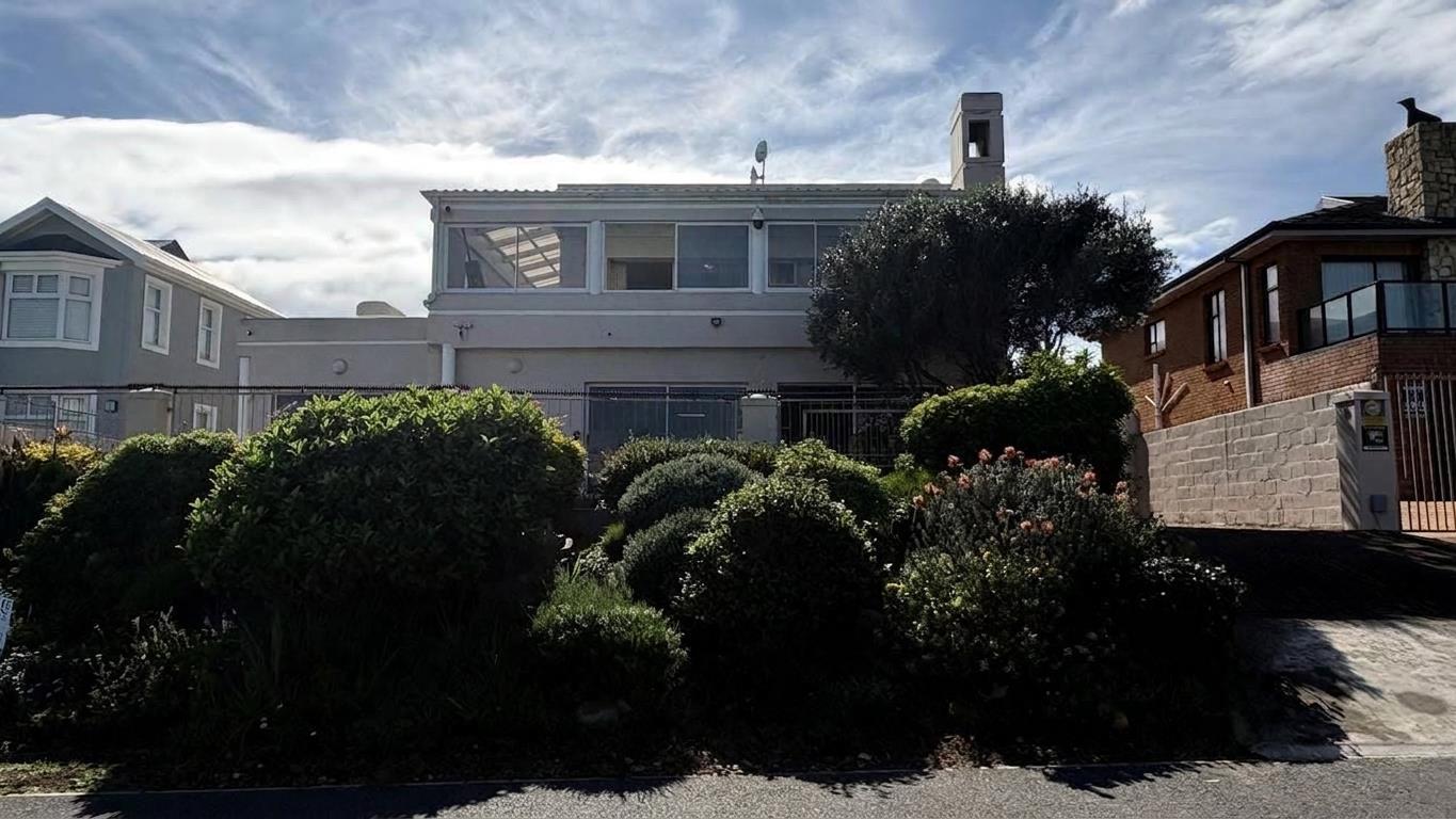 5 Bedroom House in Sandbaai