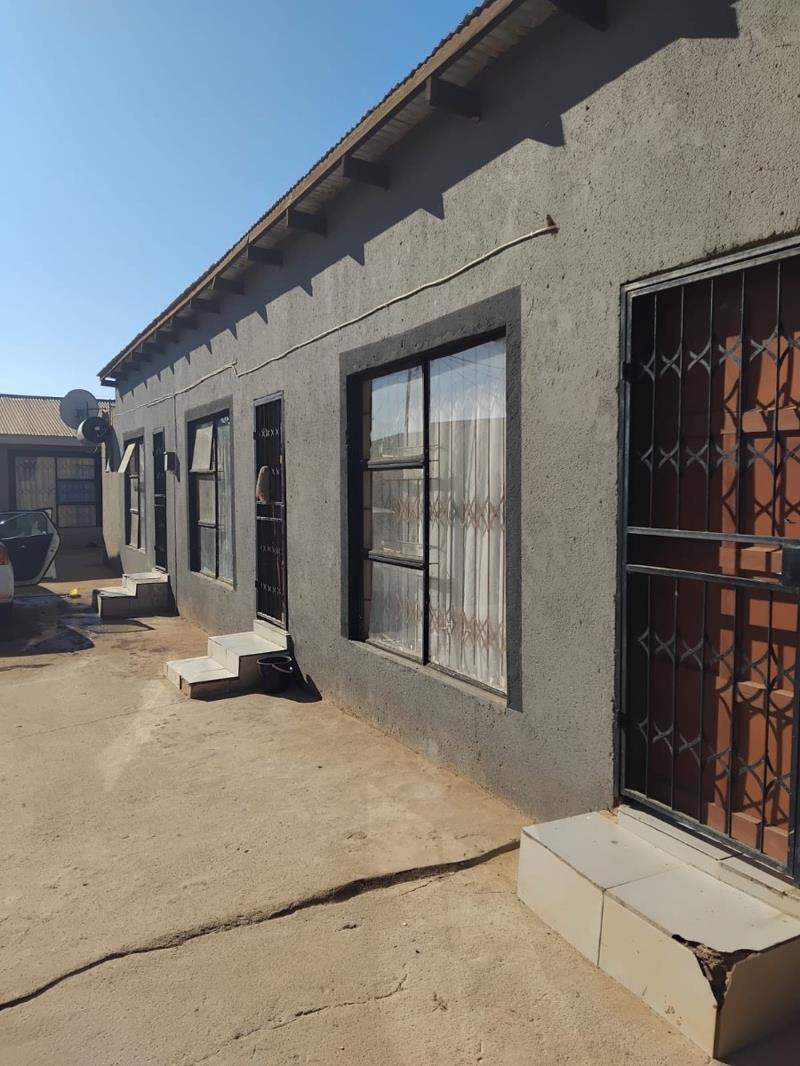 1 Bedroom House in Msholozi
