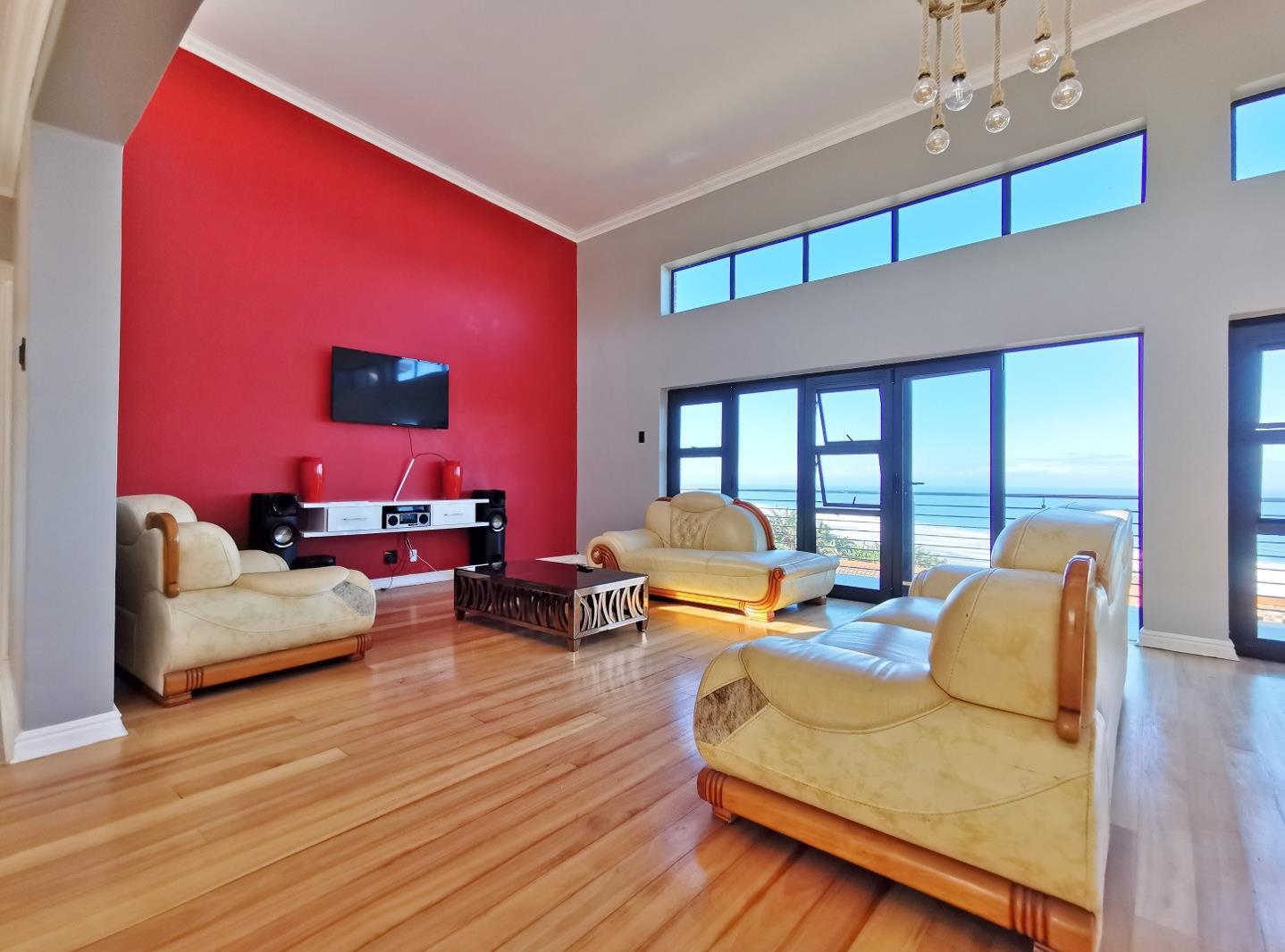 4 Bedroom House in Blue Horizon Bay