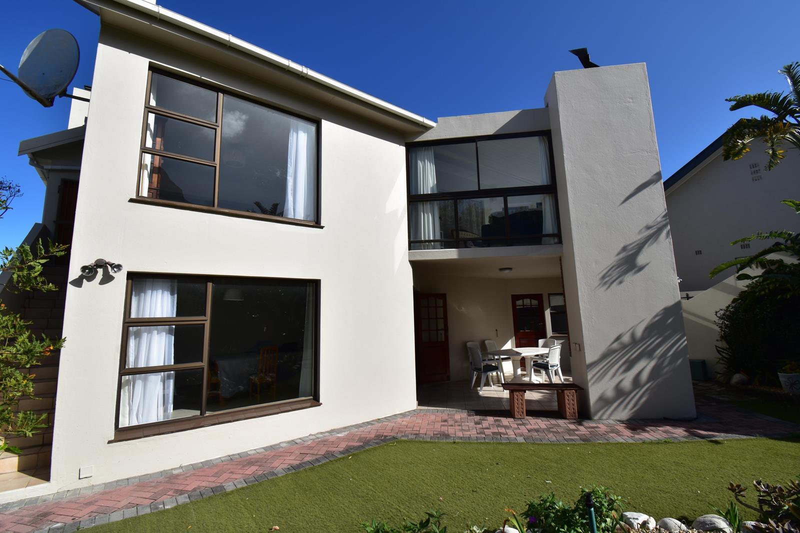 4 Bedroom House in Voelklip