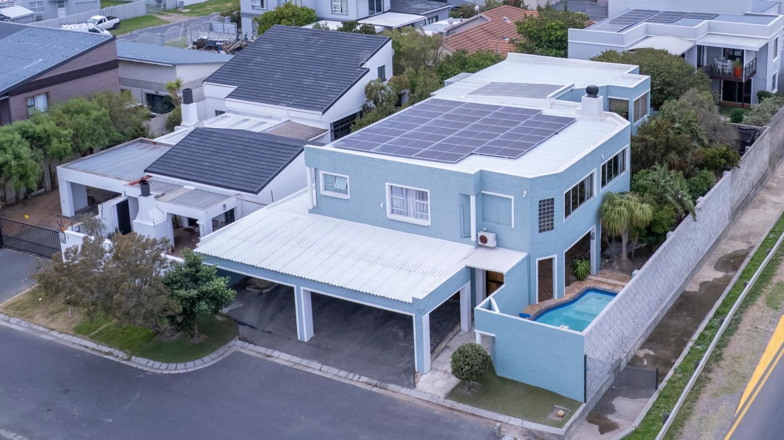 6 Bedroom House in Gordon Strand
