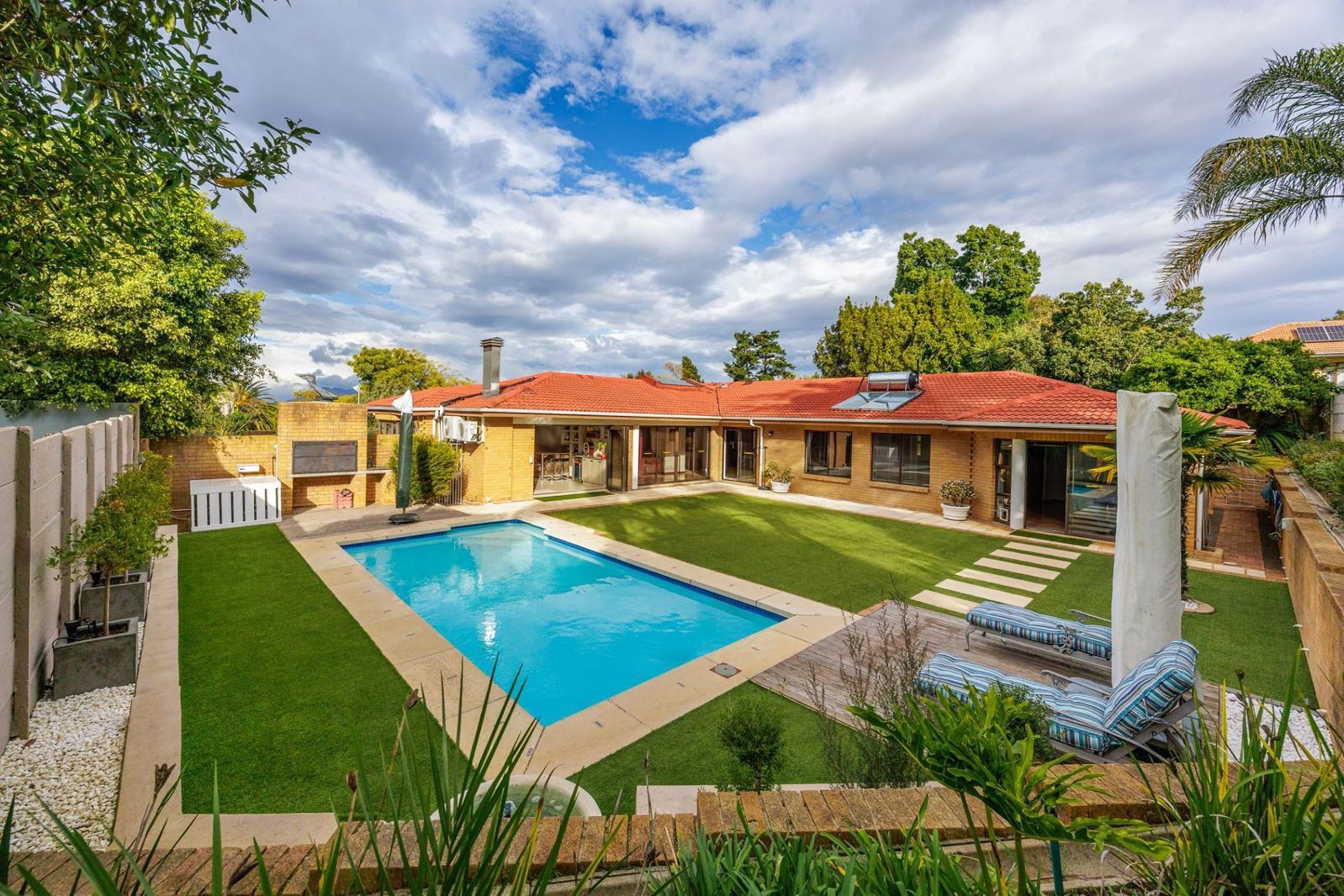 4 Bedroom House in Aurora
