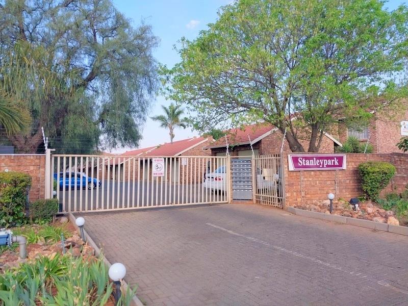 2 Bedroom Townhouse in Pierre van Ryneveld