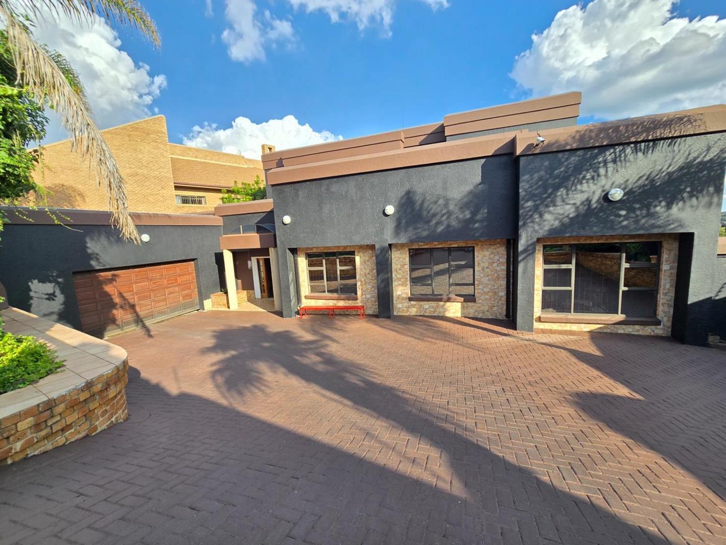 8 Bedroom House in Bassonia