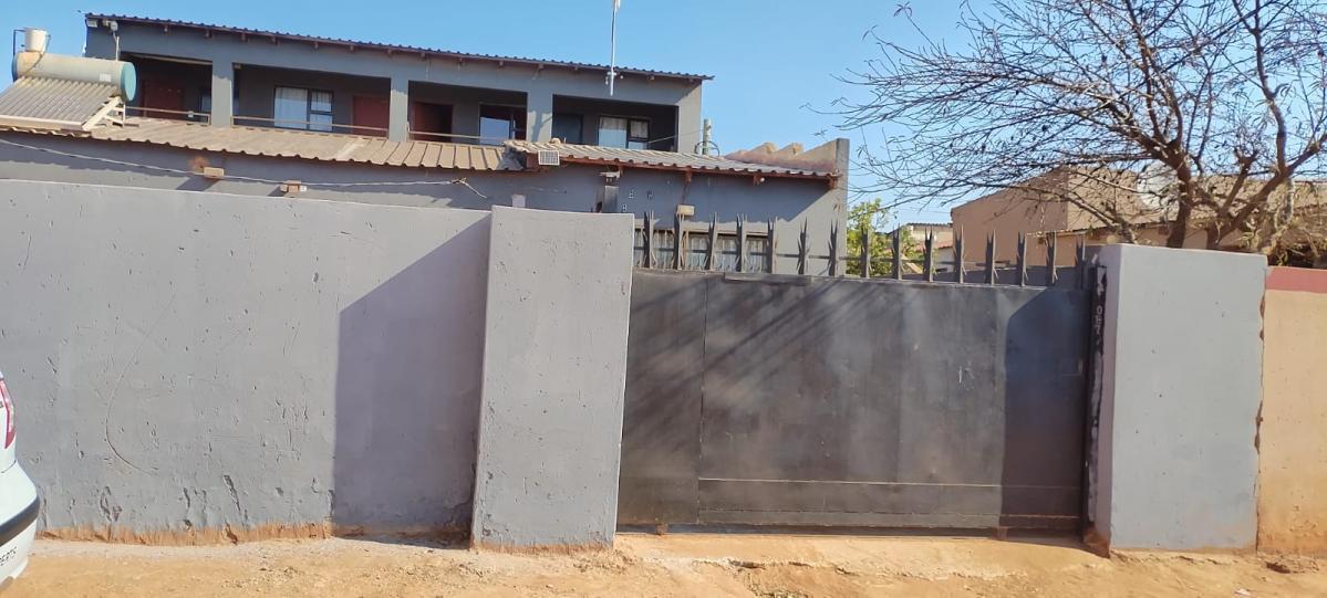 8 Bedroom House in Lehae