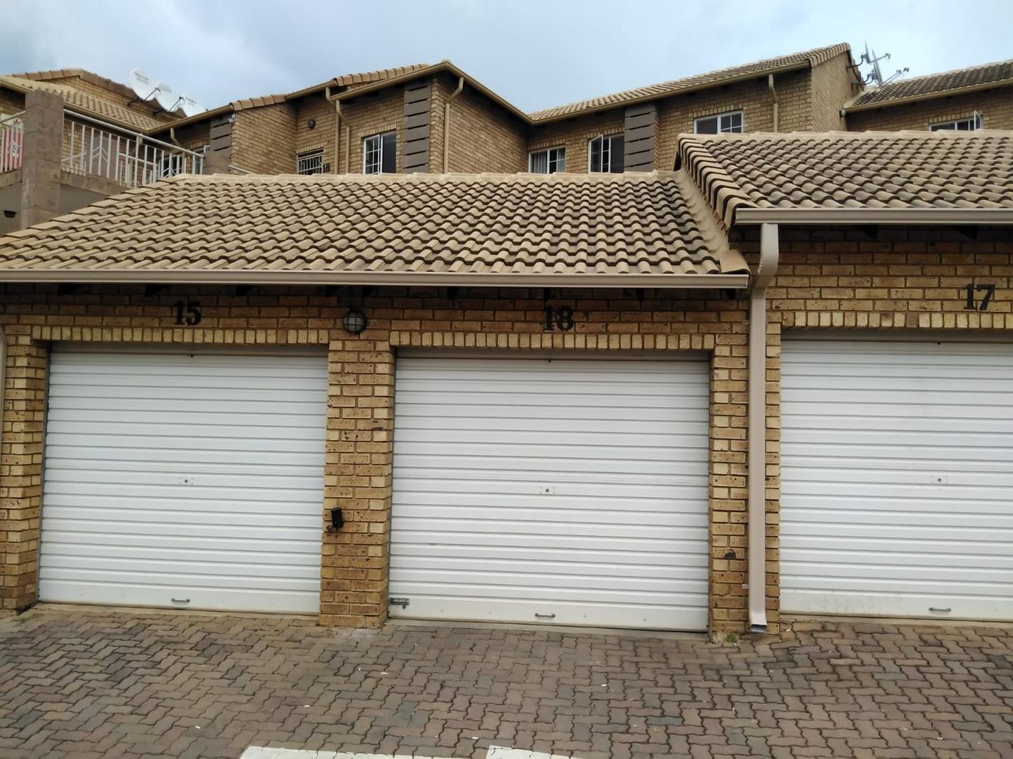2 Bedroom Apartment in Die Hoewes