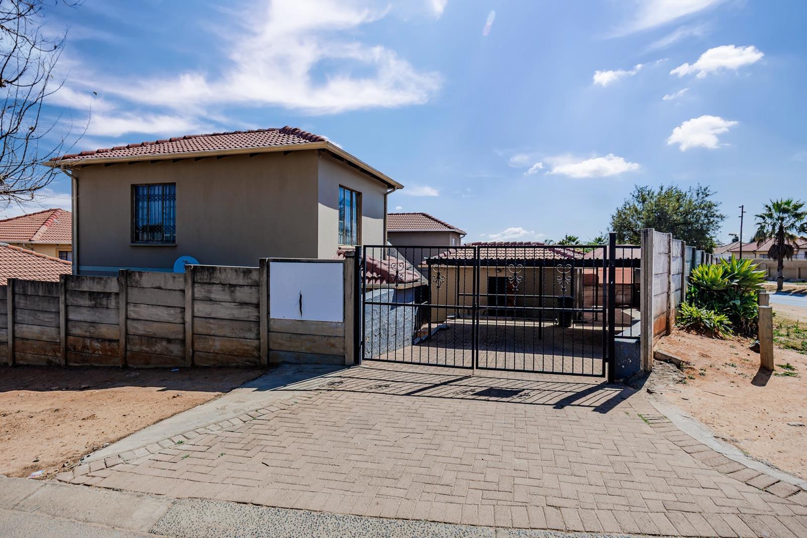 3 Bedroom House in Cosmo City