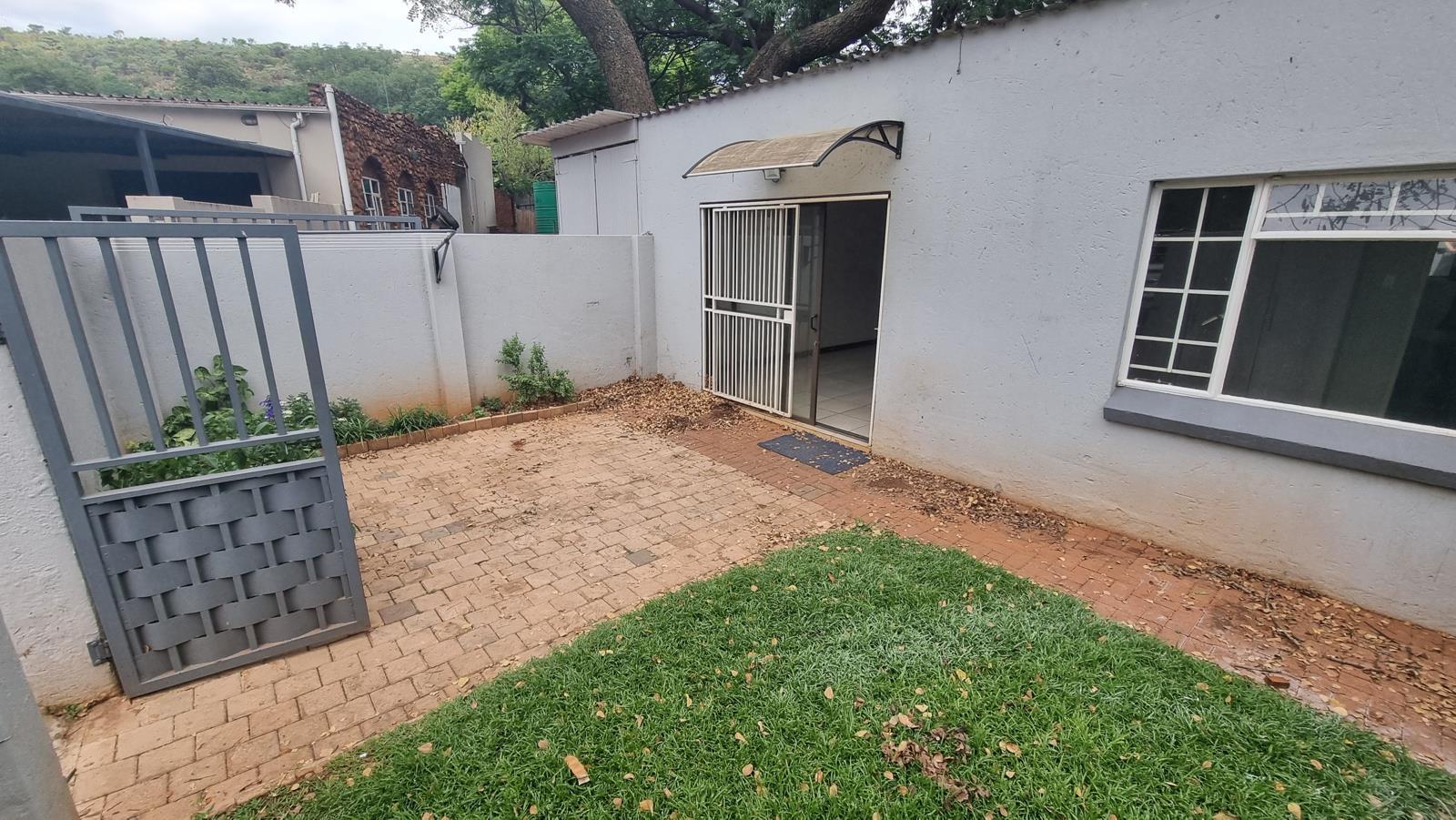1 Bedroom Garden Cottage in Magalieskruin