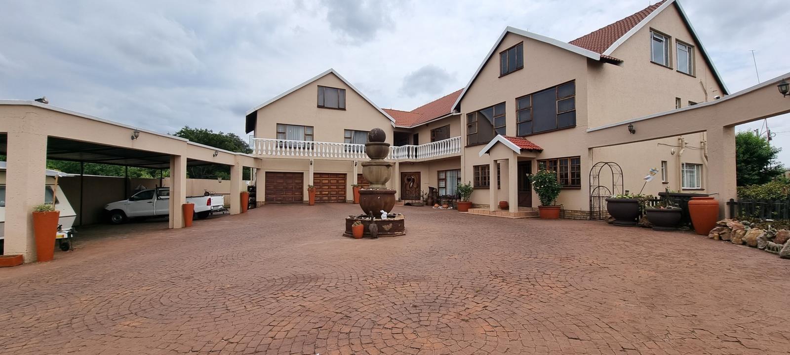 7.5 Bedroom House in Sunward Park