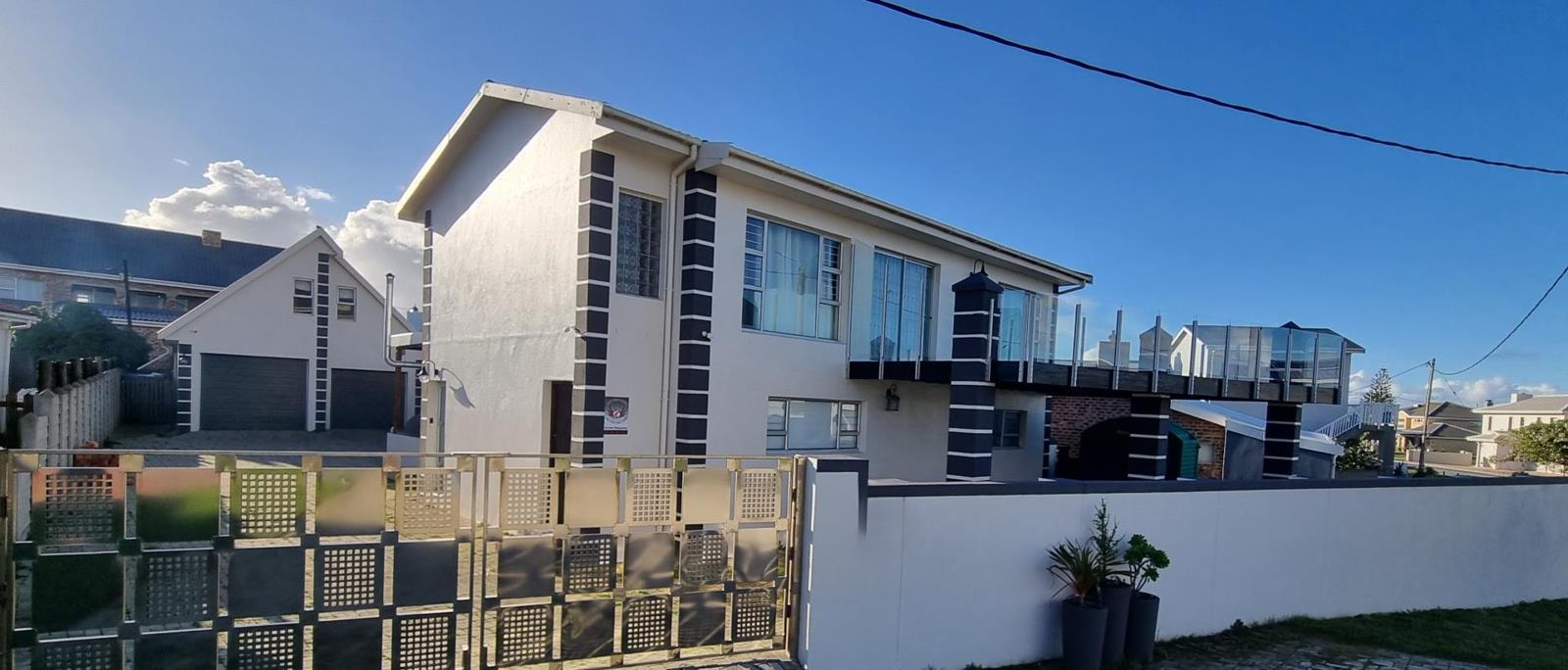 6 Bedroom House in Struisbaai