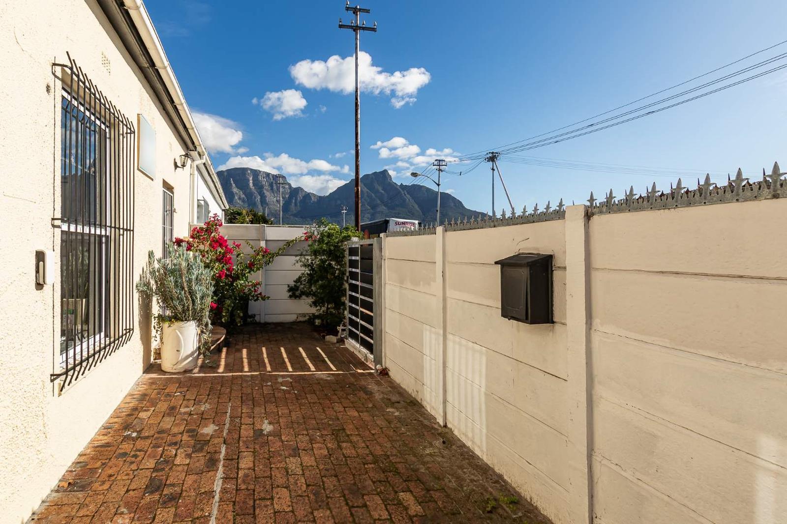 2 Bedroom House in Claremont