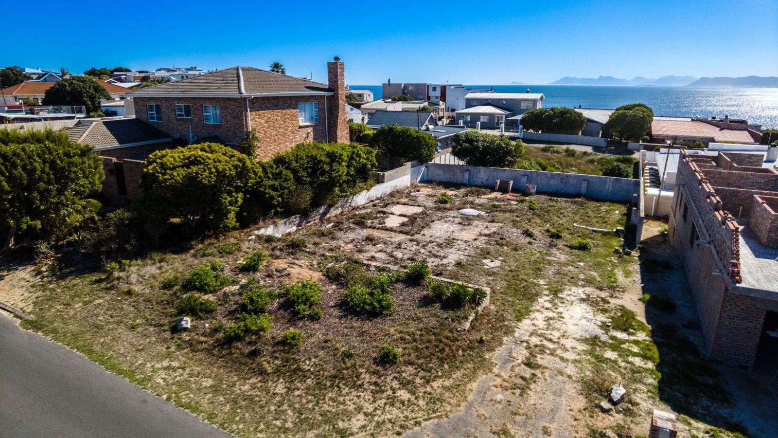 595 m² Land available in De Kelders