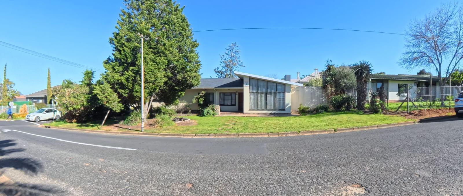 4 Bedroom House in Bergzicht