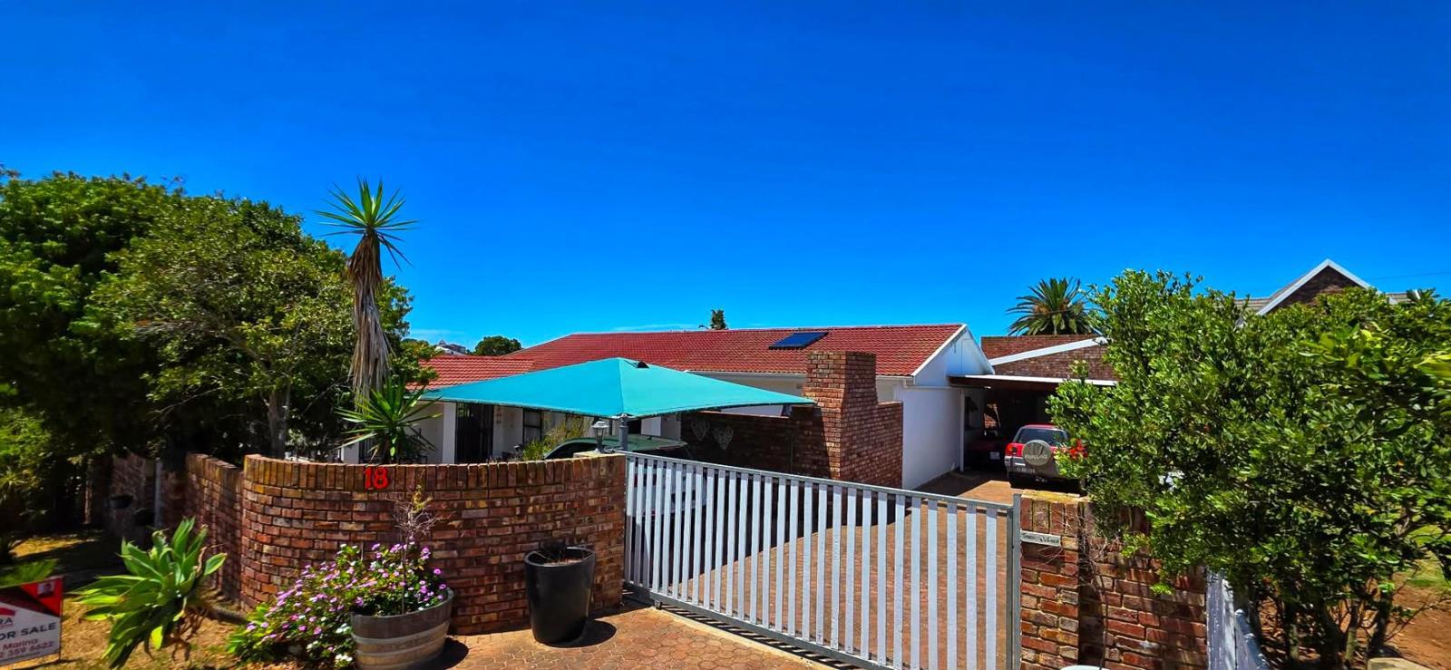 4 Bedroom House in Dana Bay