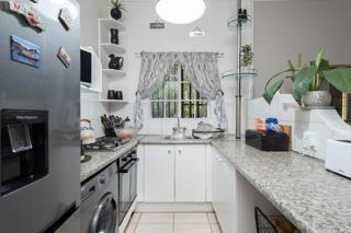 11 Bedroom House in Mondeor