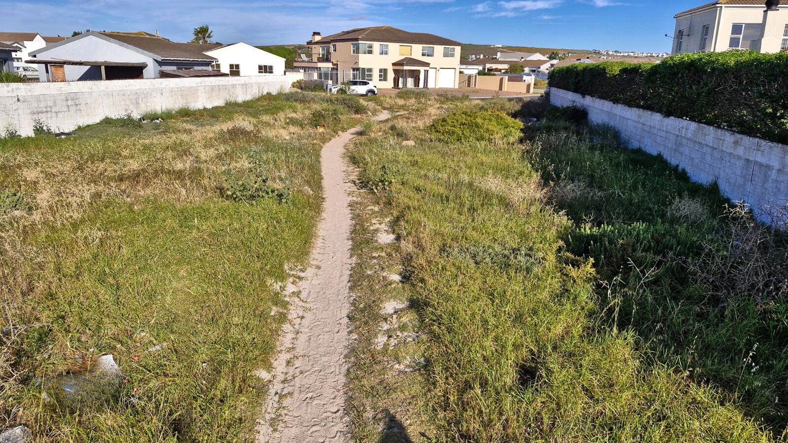 932 m² Land available in Country Club
