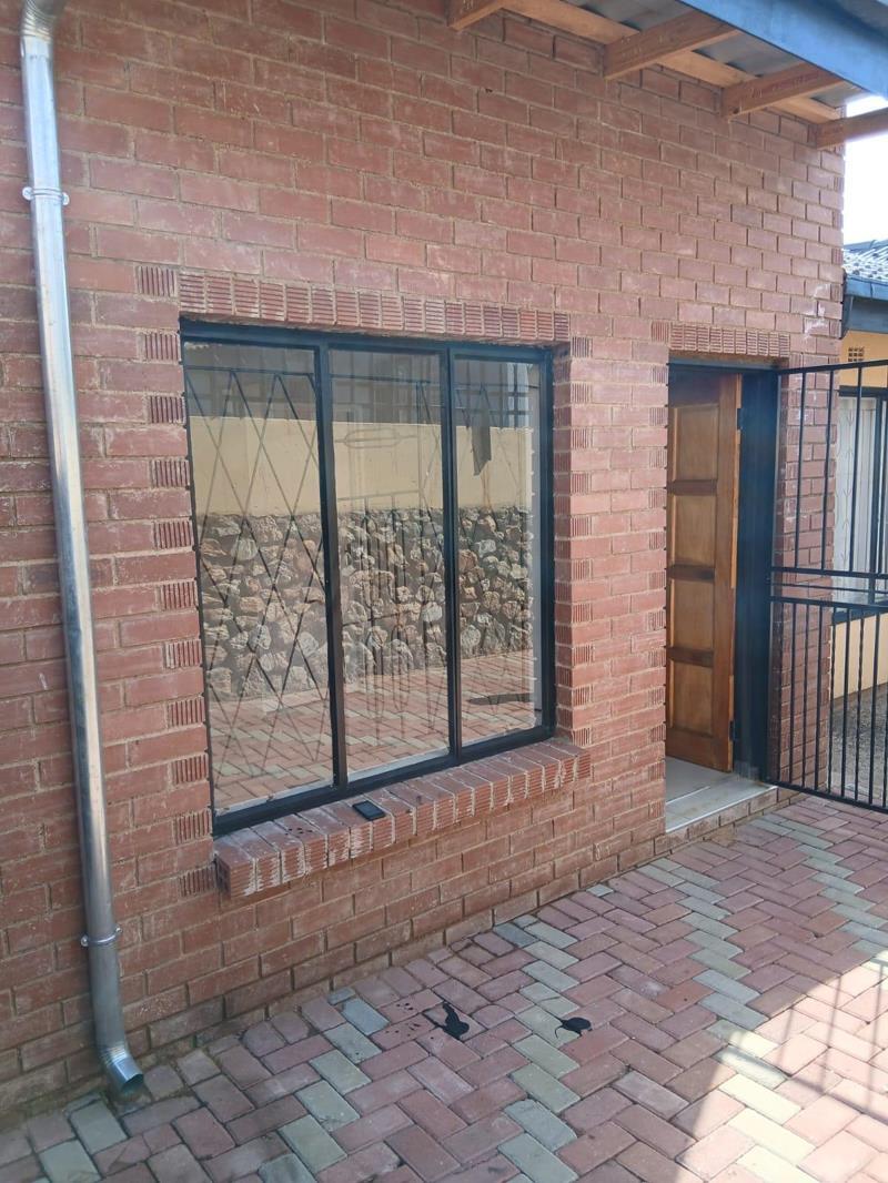 1 Bedroom House in Motsu
