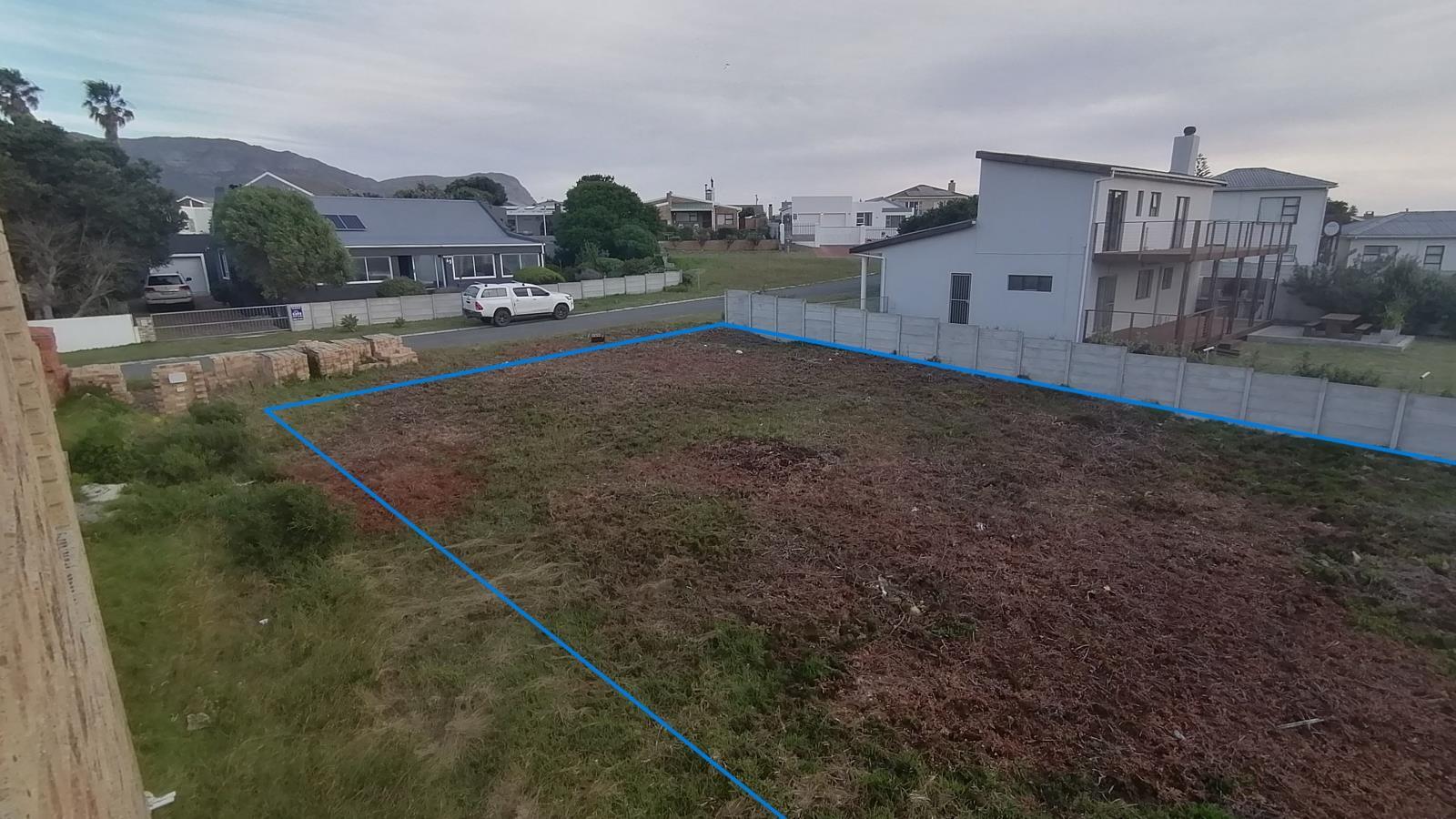 595 m² Land available in De Kelders