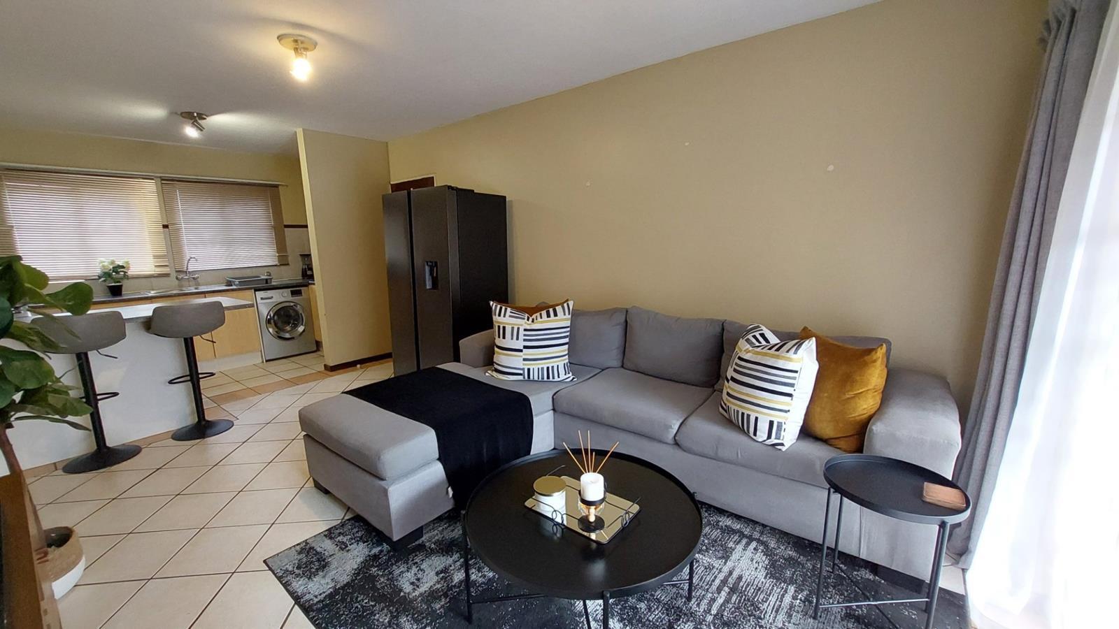 2 Bedroom Townhouse in Die Hoewes