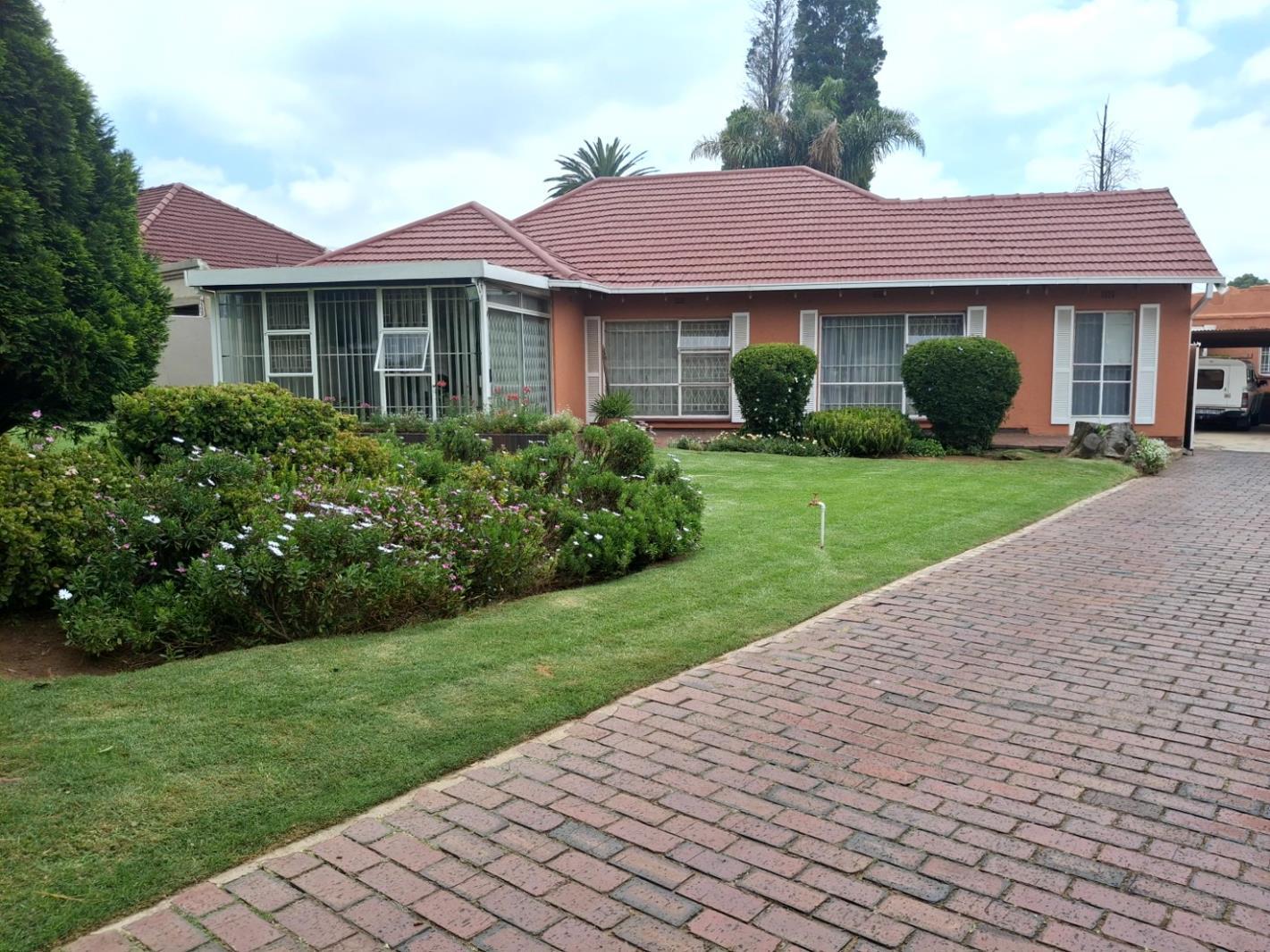 6 Bedroom House in Rewlatch