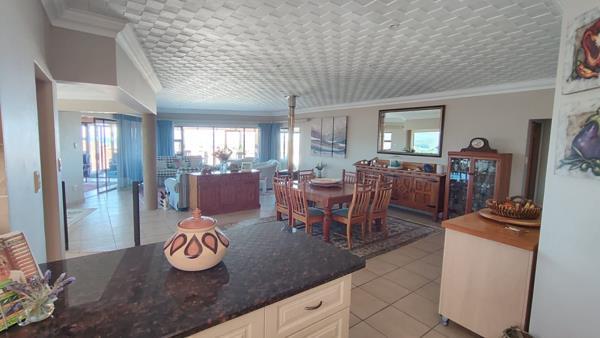 6 Bedroom House in Stilbaai Wes