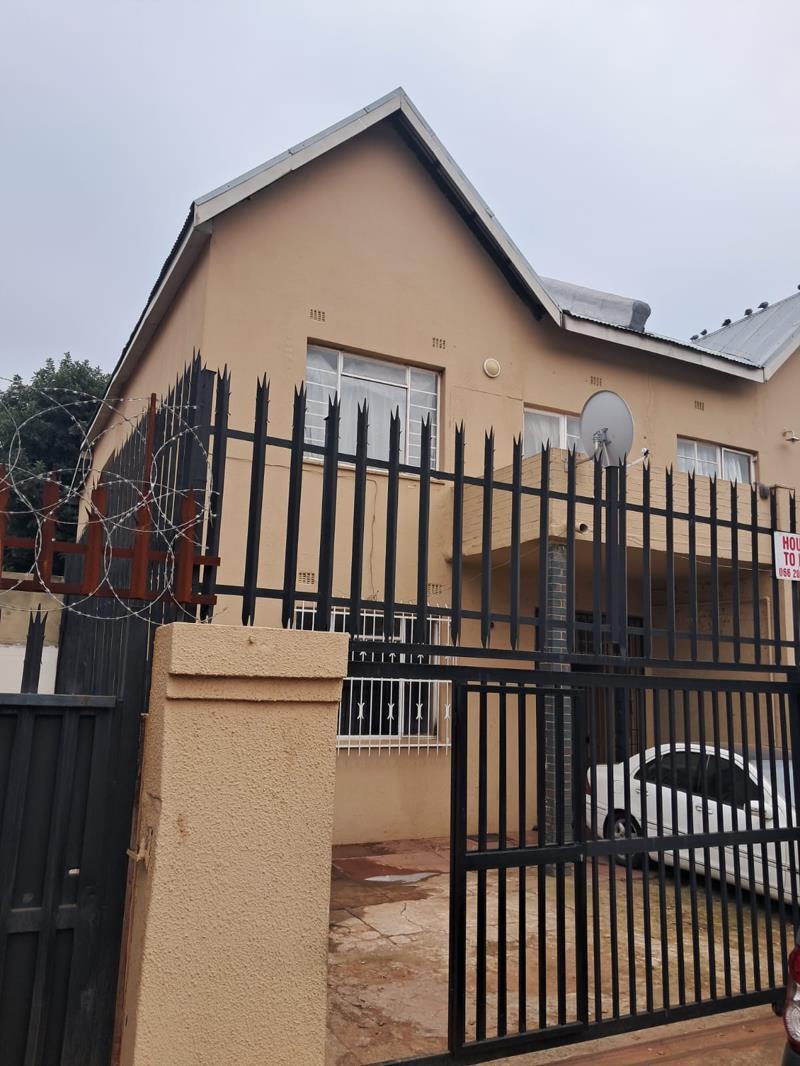 2 Bedroom Flat in Bezuidenhout Valley