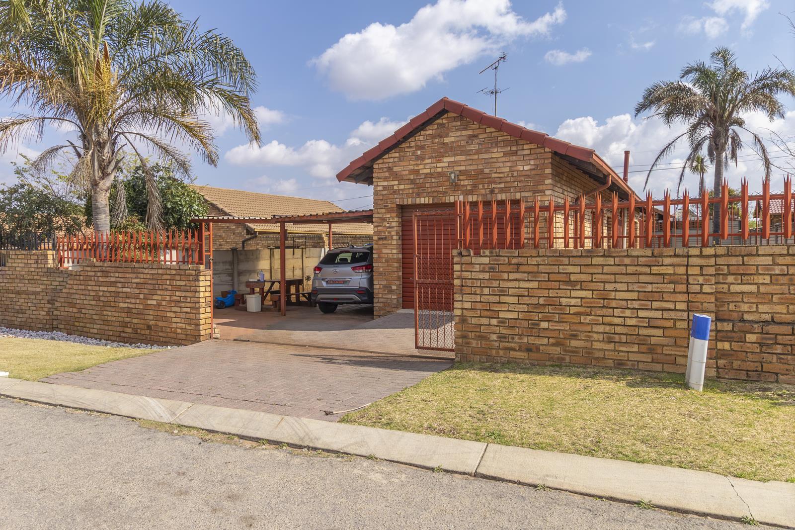 2 Bedroom House in Grobler Park