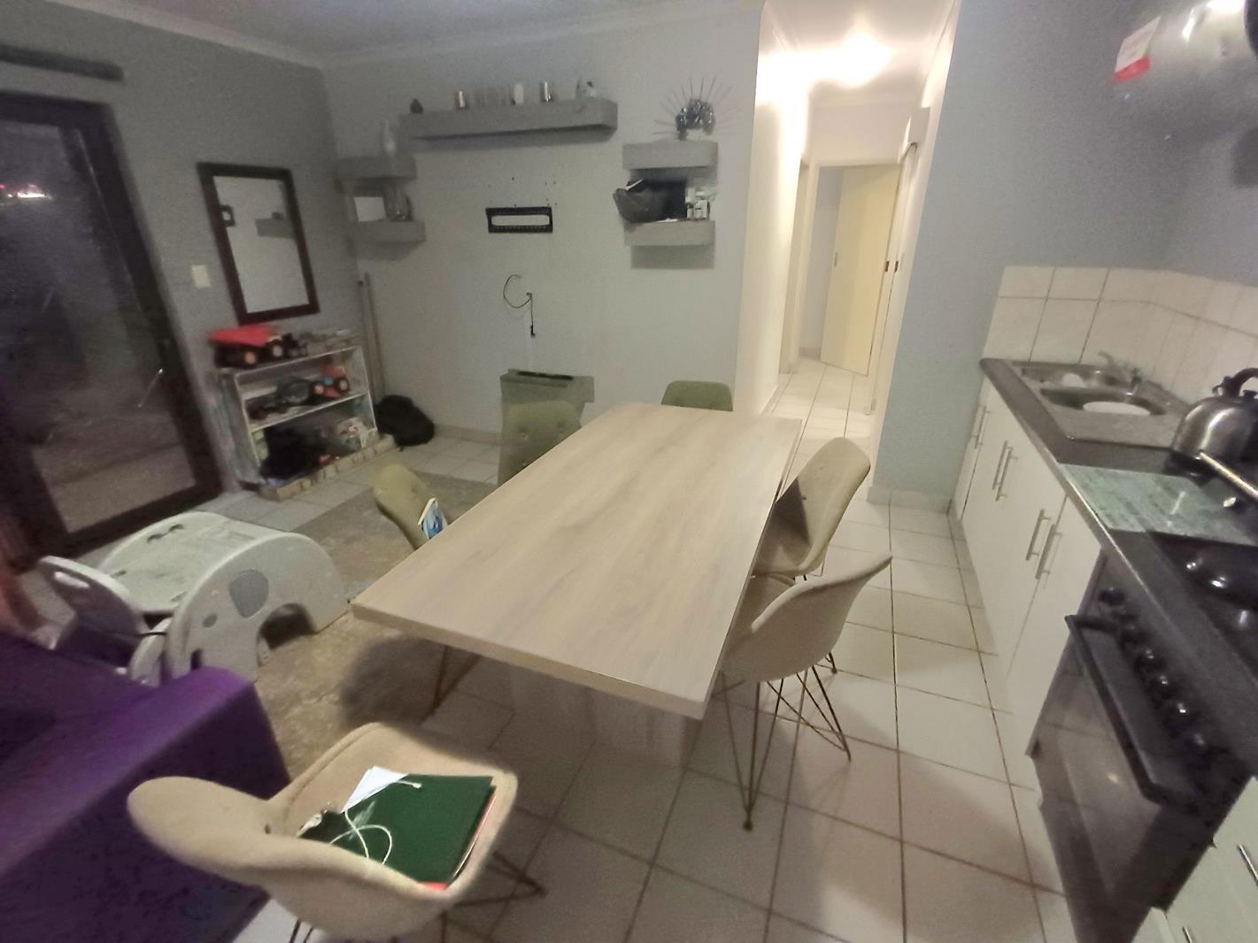 2 Bedroom Apartment in Die Hoewes