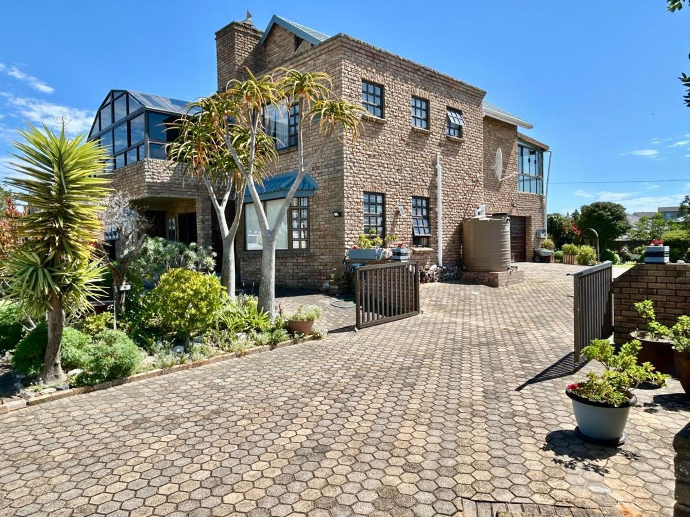 4 Bedroom House in Stilbaai Wes