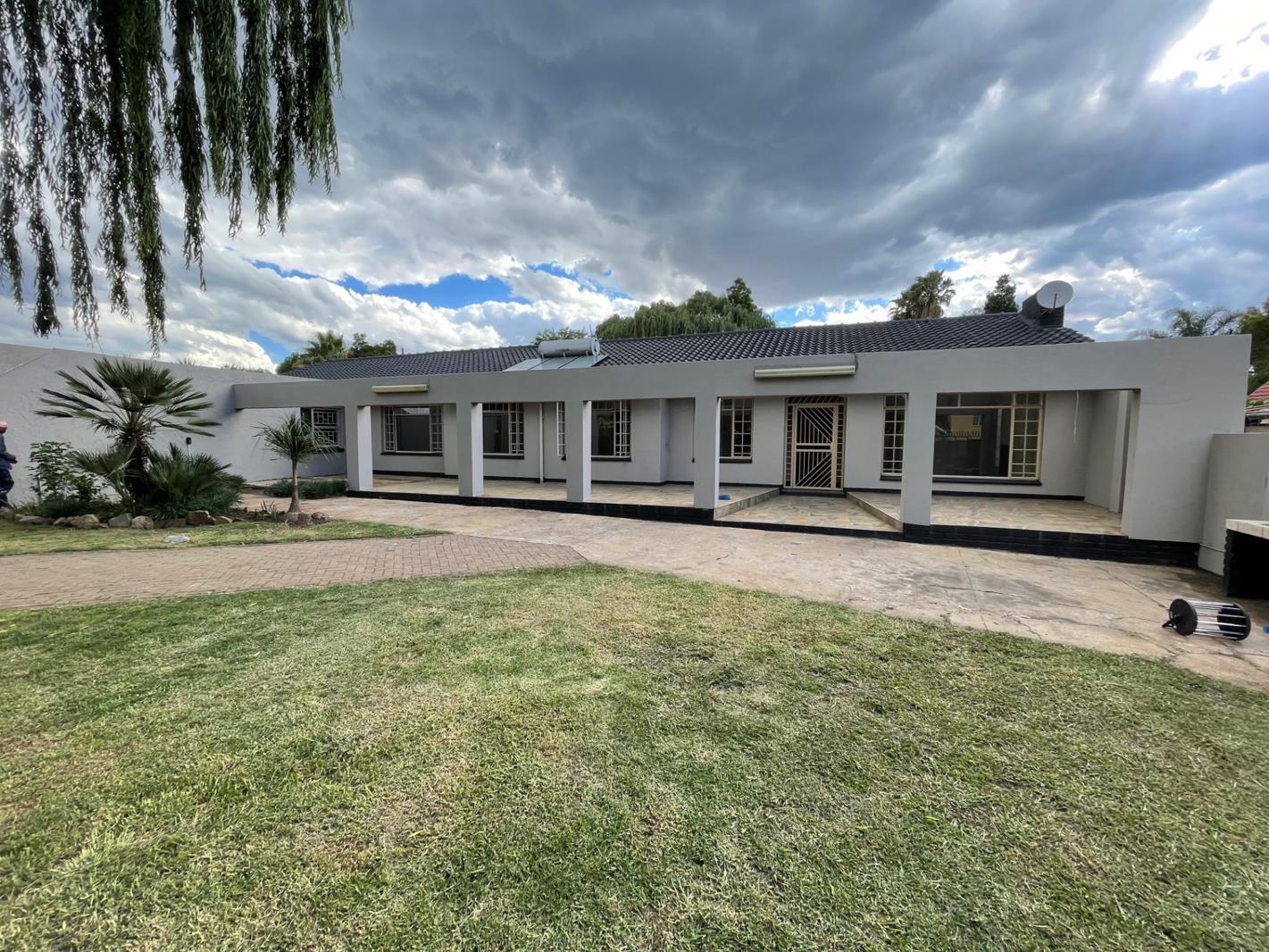 5 Bedroom House in Aston Manor