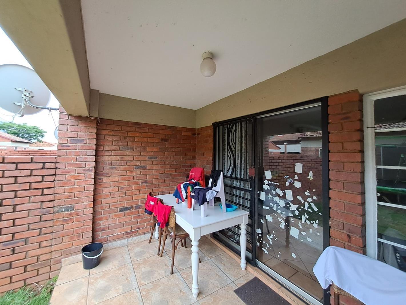 2 Bedroom Apartment in Mooikloof Ridge