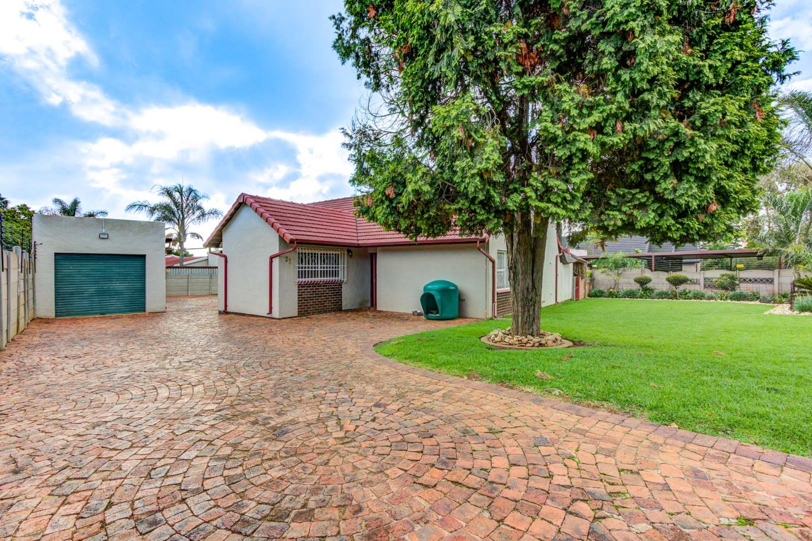 3 Bedroom House in Rhodesfield