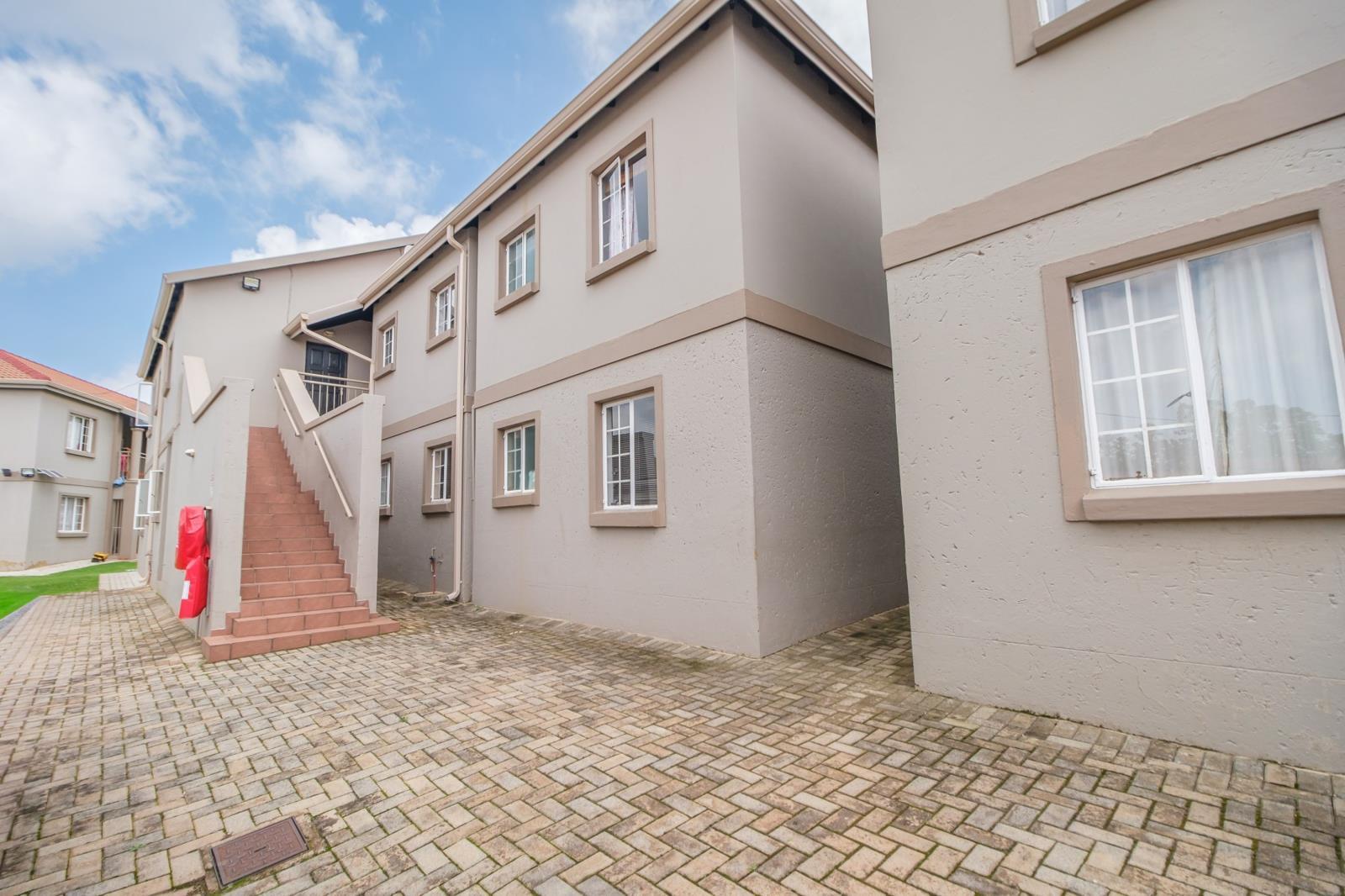 2 Bedroom Apartment in Roodekrans