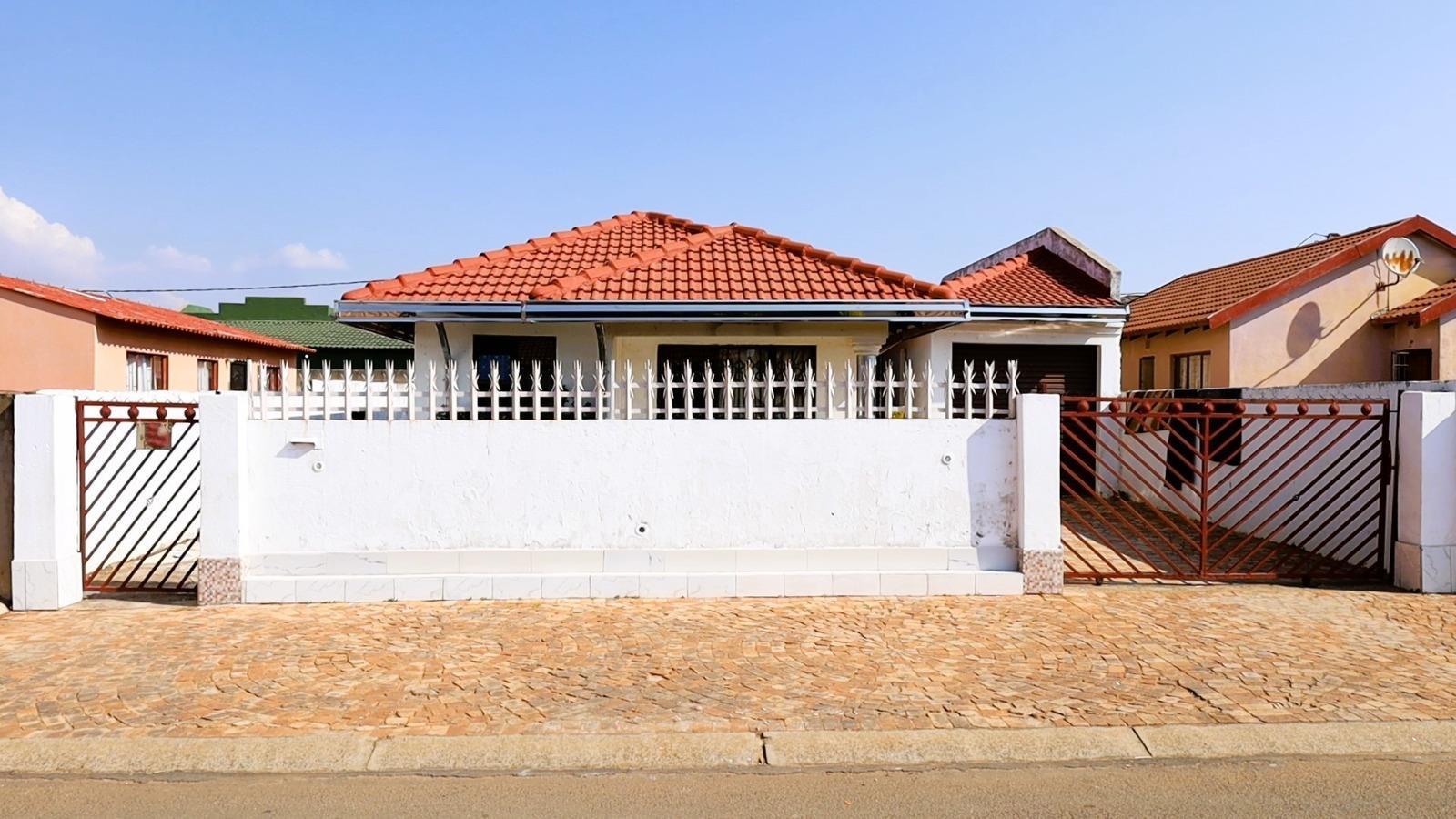4 Bedroom House in Protea Glen