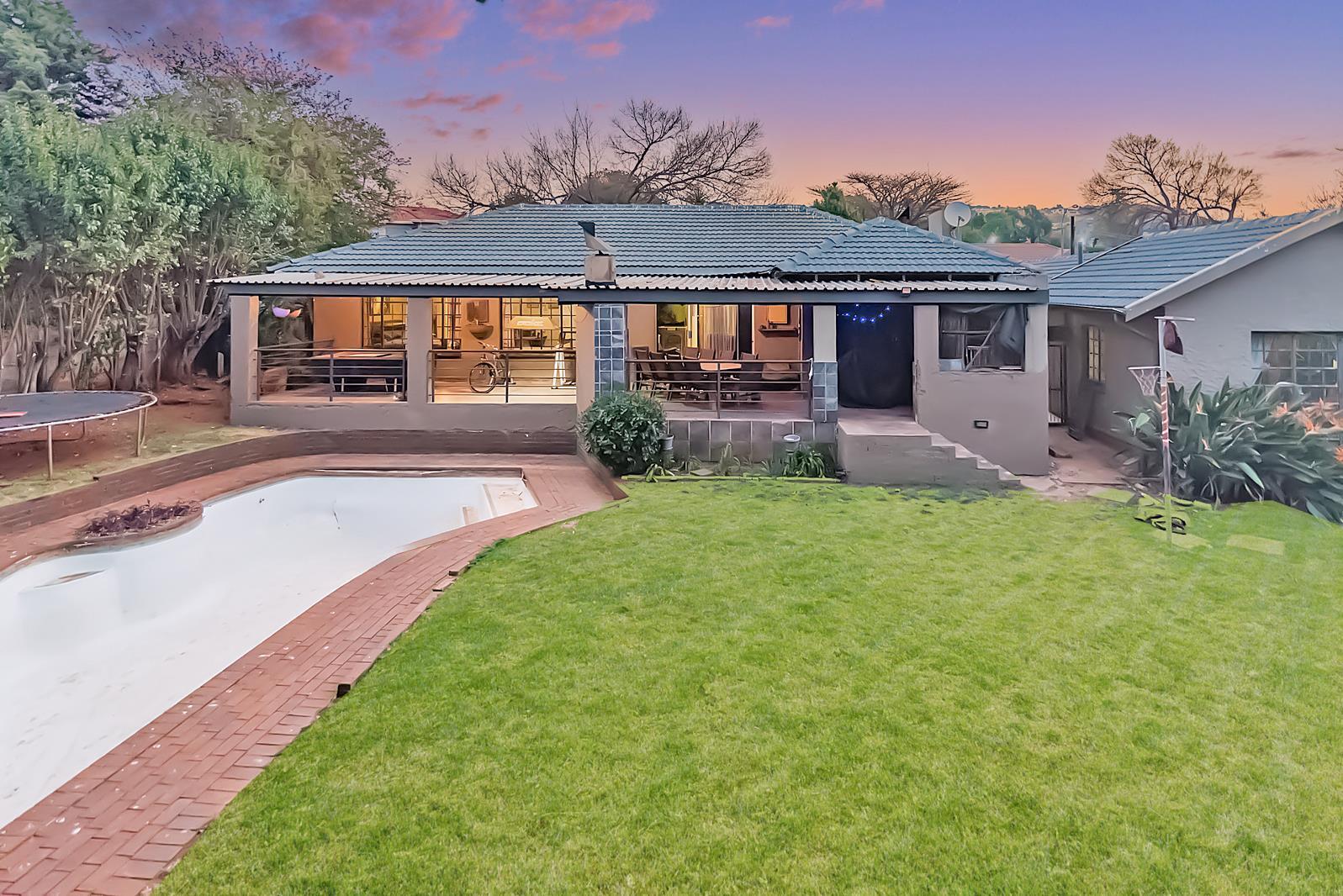 4 Bedroom House in Weltevreden Park