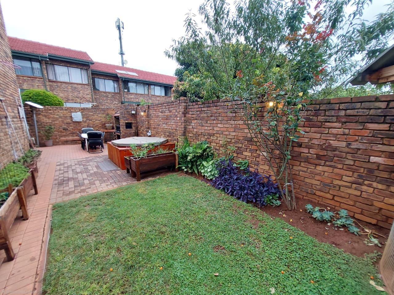 4 Bedroom Townhouse in Magalieskruin