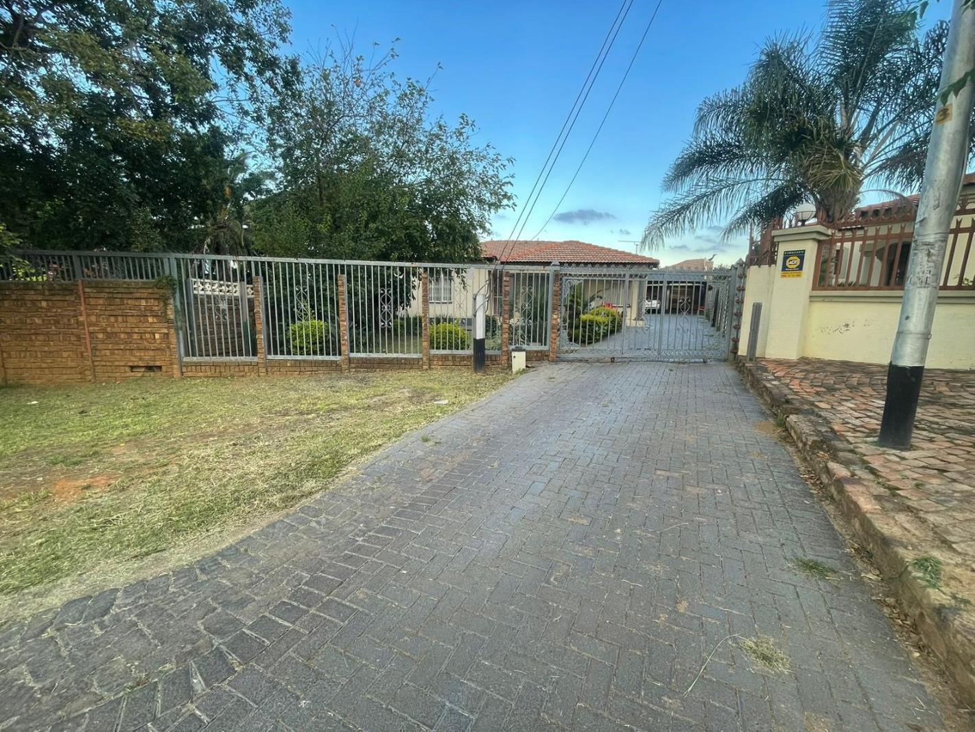 4 Bedroom House in Kwaggasrand