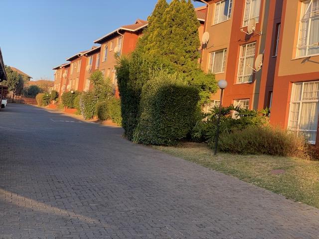 2 Bedroom Flat in Weltevreden Park