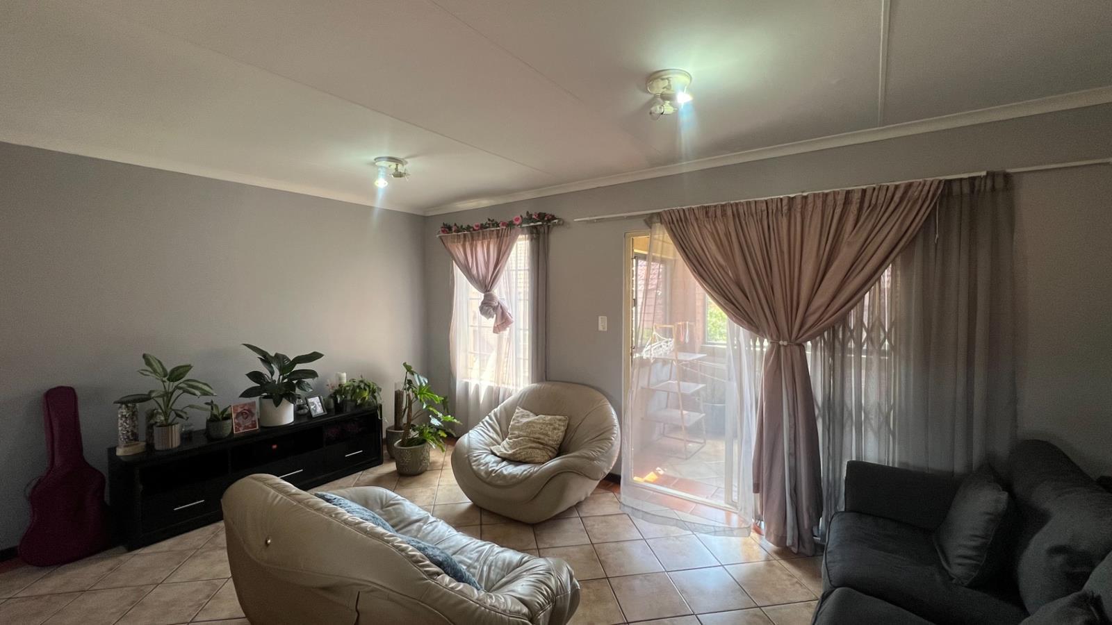2 Bedroom Apartment in Mooikloof Ridge